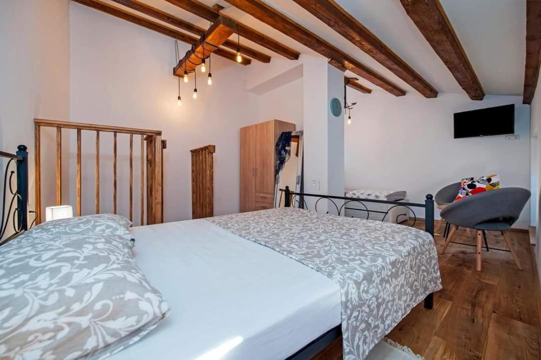 Joseph'S Yard Apartment Ровінь Екстер'єр фото