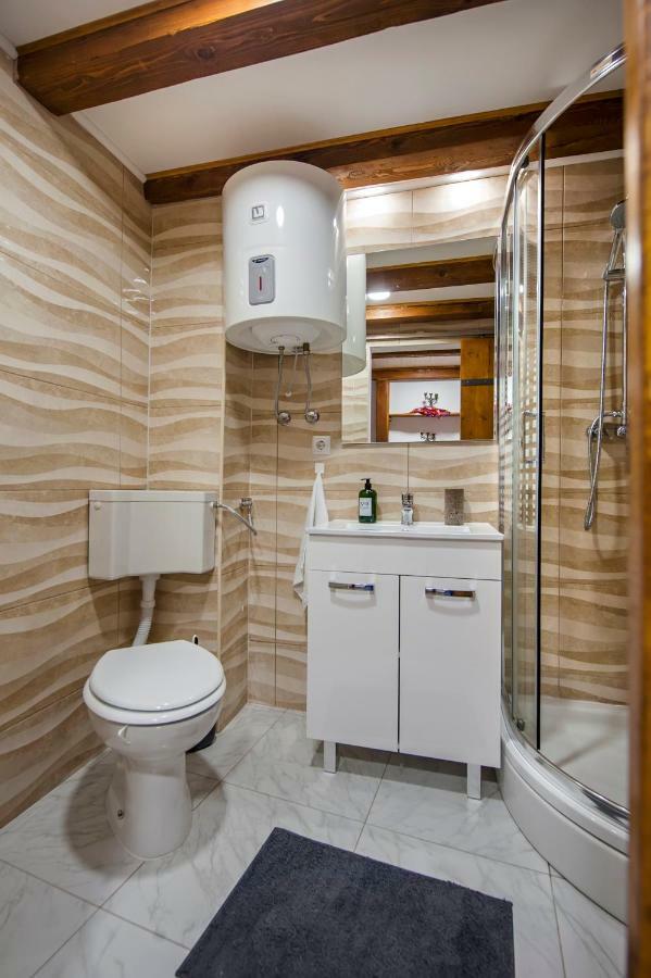 Joseph'S Yard Apartment Ровінь Екстер'єр фото